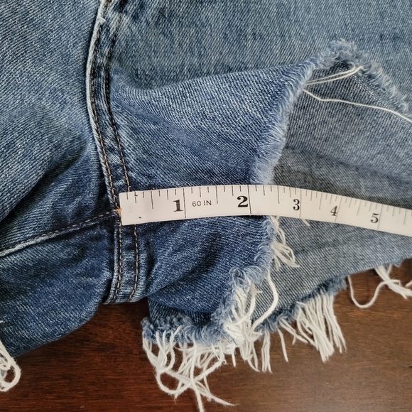 Uniqlo High Rise Distressed Cut-Off Raw Hem Denim Shorts Womens Size 25 Med Wash - Picture 9 of 9